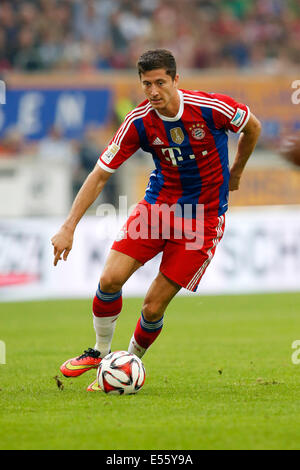 Gentile partita di calcio - MSV Duisburg v FC Bayern Monaco di Baviera il 21 luglio 2014 a Duisburg: Nuovo FC Bayern Monaco Attaccante Robert Lewandowski in azione. Foto Stock