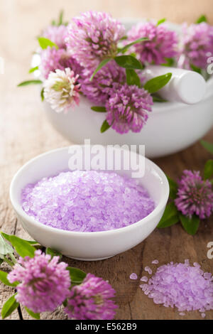 Spa con viola sale a base di erbe e fiori di trifoglio Foto Stock