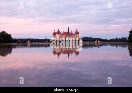 Atmosfera serale al castello di Moritzburg di Moritzburg vicino a Dresda, Sassonia, Germania, Europa Foto Stock