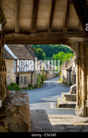 La mattina presto vista attraverso la Croce di mercato un monumento a Castle Combe, Cotswolds, Wiltshire, Inghilterra Foto Stock