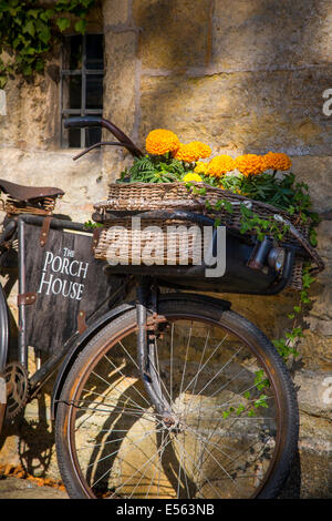 Bicicletta parcheggiata fuori il portico House Pub e Inn, Stow-su-il-Wold, Gloucestershire, Inghilterra Foto Stock