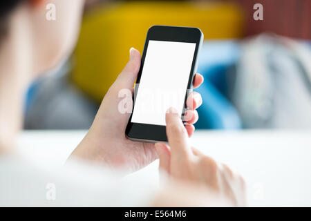 Donna con moderni cellulare in mani toccano su una schermata vuota. Ufficio sfocata interno su uno sfondo. Foto Stock