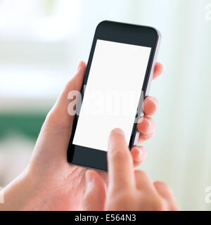 Mani femminili holding e toccante sul moderno mobile smart phone con schermo vuoto. Isolato su sfondo bianco. Foto Stock