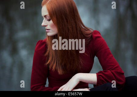 Donna con lunghi capelli rossi Foto Stock