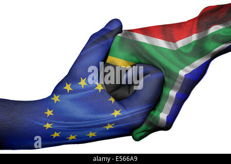 Handshake diplomatiche tra paesi: bandiere di Unione europea e Sud Africa sovradipinta le due mani Foto Stock