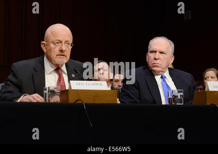 Direttore della National Intelligence James Clapper e il direttore della CIA John Brennan testimoniare prima di Stati Uniti Senato Comitato di selezione sulla Intelligence Marzo 12, 2013 a Washington, DC. Foto Stock