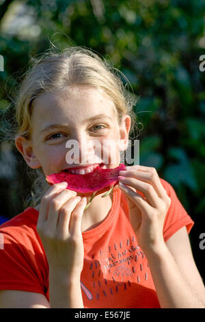 Ragazza giovane gode di una Pitaya (AKA dragon frutta) Foto Stock