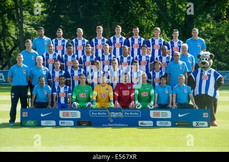 Calcio tedesco Bundesliga - Photocall Hertha BSC Berlino il 11 luglio 2014 a Berlino, Germania: fila superiore (l-r): Frederik Syna (fisioterapista), Tolga Cigerci, Julian Schieber, Sebastian Langkamp, Jens Hegeler, Sandro Wagner, Peter Niemeyer, Christoph Janker, Hendrik Herzog (materiale di protezione)) terza fila (l-r): Richard GOLZ (Portiere autobus), Änis Ben-Hatira, Sami Allagui, Marvin Plattenhardt, Johannes van den Bergh, Marcel Ndjeng, Nico Schulz, Ronny, Nello di Martino (Teamleader), seconda riga (l-r): Markus Gellhaus (assistente allenatore), Rob Reekers (assistente allenatore), Peter Pekarik, John Heitinga, Hajim Foto Stock