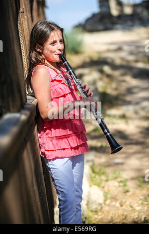 Ragazza giovane di 12 riproduce il clarinetto all'esterno. Modello di rilascio disponibili Foto Stock