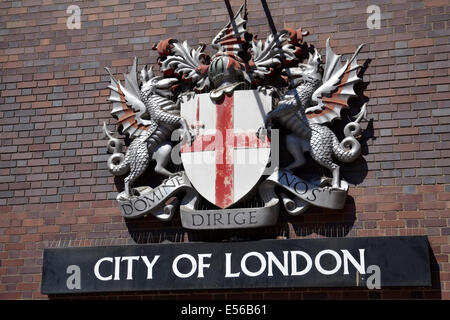 Lo stemma della città di Londra corporation nel Centro Barbican, Londra Foto Stock