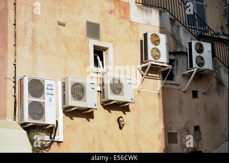 Francia, Corsica, Calvi, condizionatori d'aria sulla parete di una casa Foto Stock
