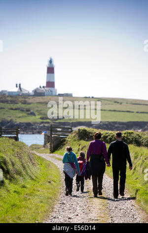 Regno Unito Galles, Gwynedd, Lleyn Peninsula, Bardsey Island, famiglia camminando verso il faro Foto Stock