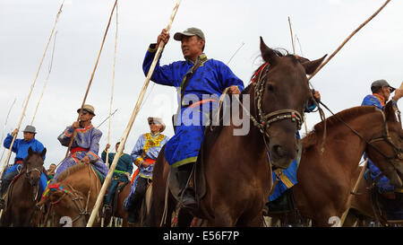 (140722) -- CHIFENG, luglio 22, 2014 (Xinhua) -- piloti della Mongolia etnia sono visto durante la XXIII Nadam Fair di Bairin Banner di destra di Chifeng City, a nord della Cina di Mongolia Interna Regione Autonoma, 21 luglio 2014. Nadam, che significa "intrattenimento e giochi' in lingua mongola, ha una tradizione di più di 700 anni. Oltre 30.000 residenti locali e i visitatori potranno partecipare ad attività come le corse dei cavalli, tiro con l'arco, wrestling mongolo, costumi mostra arte, concorrenza, ecc. (Xinhua/Zhang Ling) (mp) Foto Stock