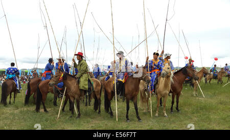 (140722) -- CHIFENG, luglio 22, 2014 (Xinhua) -- piloti della Mongolia etnia sono visto durante la XXIII Nadam Fair di Bairin Banner di destra di Chifeng City, a nord della Cina di Mongolia Interna Regione Autonoma, 21 luglio 2014. Nadam, che significa "intrattenimento e giochi' in lingua mongola, ha una tradizione di più di 700 anni. Oltre 30.000 residenti locali e i visitatori potranno partecipare ad attività come le corse dei cavalli, tiro con l'arco, wrestling mongolo, costumi mostra arte, concorrenza, ecc. (Xinhua/Zhang Ling) (mp) Foto Stock