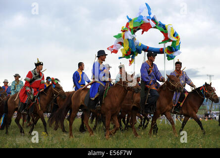 (140722) -- CHIFENG, luglio 22, 2014 (Xinhua) -- piloti di mongola gruppo etnico partecipare alla XXIII Nadam Fair di Bairin Banner di destra di Chifeng City, a nord della Cina di Mongolia Interna Regione Autonoma, 21 luglio 2014. Nadam, che significa "intrattenimento e giochi' in lingua mongola, ha una tradizione di più di 700 anni. Oltre 30.000 residenti locali e i visitatori potranno partecipare ad attività come le corse dei cavalli, tiro con l'arco, wrestling mongolo, costumi mostra arte, concorrenza, ecc. (Xinhua/Zhang Ling) (mp) Foto Stock