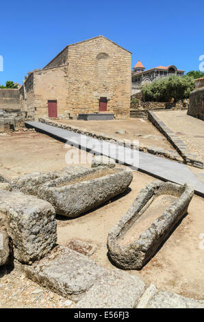 Vecchia chiesa restaurata e rovine circostanti nonché del sarcofago in Idanha-a-Velha, Portogallo Foto Stock