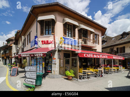 Cafe e tabac in Menthon-Saint-Bernard, Annecy, Haute-Savoie, Rhone-Alpes, Francia Foto Stock