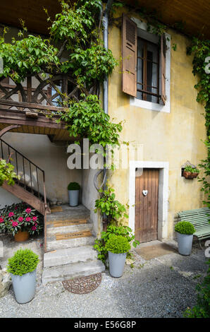 Dettaglio della casa nella città di Menthon-Saint-Bernard, Annecy, Haute-Savoie, Rhone-Alpes, Francia Foto Stock