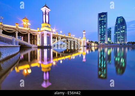 Vista notturna Putrajaya Kuala Lumpur in Malesia. Putrajaya è la nuova capitale amministrativa della Malesia Foto Stock