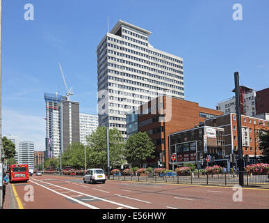 Wellesley Road, Croydon, Regno Unito. Un moderno, urban a doppia carreggiata con le esistenti e i nuovi blocchi di office. Mostra un autobus e taxi. Foto Stock