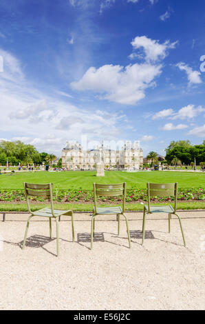 Tre Fermob sedie di fronte al Palais du Luxembourg, Jardin du Luxembourg, 6th Arrondissement, Parigi, Francia Foto Stock