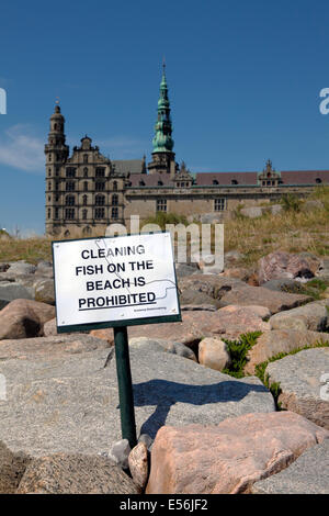 Segno sulla spiaggia di Kronborg, Elsinore, Danimarca, molto popolare di punto di pesca per i pescatori. Castello Kronborg in background. Foto Stock