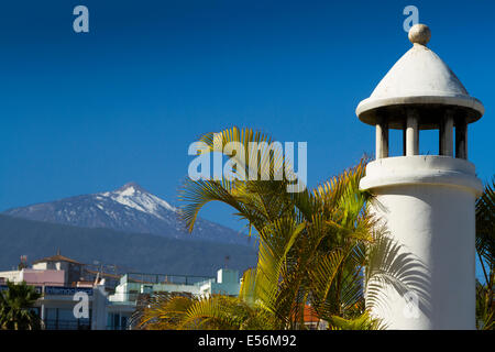 Vulcano Teide da Puerto de la Cruz città. Tenerife, Isole Canarie, Oceano Atlantico, Spagna, Europa. Foto Stock