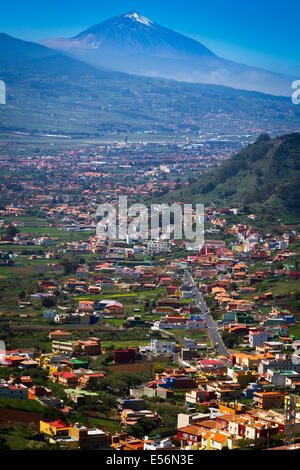 Vega de las Mercedes y San Cristóbal de La Laguna e il vulcano Teide. Tenerife, Isole Canarie, Oceano Atlantico, Spagna, Europa. Foto Stock