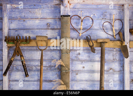 Stick cuore forme e vecchi attrezzi da giardino interno in stile vittoriano il Potting Shed a RHS Harlow Carr, Inghilterra Foto Stock