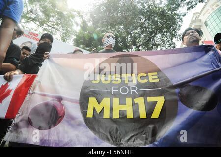 Kuala Lumpur. 22 Luglio, 2014. I manifestanti gridare slogan chiedendo giustizia per le vittime della Malaysia Airlines MH17 in un rally detenute dalla Malesia con la sua sentenza United Malays National Organization (UMNO)'s ala della gioventù al di fuori dell'Ambasciata russa e l Ufficio delle Nazioni Unite a Kuala Lumpur il 22 luglio 2014. Rally sono detenute dall UMNO giovanile dell'ala al di fuori di russi e ucraini di ambasciate a Kuala Lumpur, chiedendo una giustizia inchiesta del crash del Malaysian Airlines MH17. Credito: Chong Voon Chung/Xinhua/Alamy Live News Foto Stock