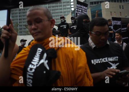 Kuala Lumpur, Malesia. 22 Luglio, 2014. Cittadino malese prende parte a una protesta al di fuori dell'Ucraina ambasciata a Kuala Lumpur, a condannare il crash di Malaysia Airlines MH17 portante 298 persone da Amsterdam a Kuala Lumpur in una zona dell'Ucraina orientale controllata da Pro-Russian separatisti. I ribelli controllando il sito del crash del volo malese MH17 consegnato il piano di scatole nere; e dichiarato una tregua localizzate per consentire a esperti internazionali hanno pieno accesso al campo minato forense in Ucraina orientale. Credito: Khairil Safwan/Pacific Press/Alamy Live News Foto Stock