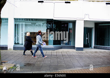 Una corsa verso il basso street in Plymouth mostra vuoto chiuso negozi Foto Stock