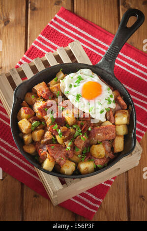 Tiroler gröstl. Patate, pancetta e cipolla hash. Austria Alimenti Foto Stock