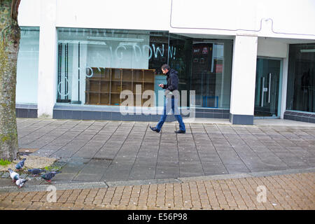 Una corsa verso il basso street in Plymouth mostra vuoto chiuso negozi Foto Stock