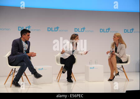 Monaco di Baviera/Germania - 21 Luglio: Giovanni Gerosa (Google), Isabell Welpe (TU di Monaco di Baviera) e Ana-Cristina Grohnert (Ernst & Young) parlare su un panel di discussione durante la DLDwomen (Digital-Life-design) Conferenza al Haus der Kunst di Monaco di Baviera, Germania. Il motto di questo anno la DLDwomen innovazione conferenza tenuta da Hubert Burda Media il 21 e 22 luglio a Monaco di Baviera è 'pertinenza!" (Foto: picture alliance / Jan Haas) Foto Stock