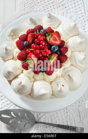 Frutti estivi pavlova. Meringa e la crema dessert Foto Stock