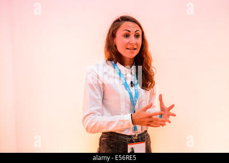 Monaco di Baviera/Germania - 21 Luglio: Rachel Swidenbank (Codecademy) durante un workshop dell'DLDwomen (Digital-Life-design) Conferenza al Haus der Kunst di Monaco di Baviera, Germania. Il motto di questo anno la DLDwomen innovazione conferenza tenuta da Hubert Burda Media il 21 e 22 luglio a Monaco di Baviera è 'pertinenza!" (Foto: picture alliance / Robert Schlesinger) Foto Stock