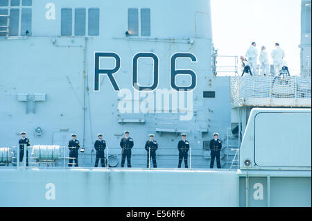 Portsmouth, Regno Unito. 22 Luglio, 2014. HMS illustre finale di ritorno. Centinaia di persone si sono radunate a Portsmouth oggi a testimoniare la fine di una nave da guerra di 32-anno servizio.HMS illustre ritorna alla città oggi per la sua ultima homecoming prima di lei è smantellata dalla Royal Navy servizio. Credito: Paul Chambers/Alamy Live News Foto Stock