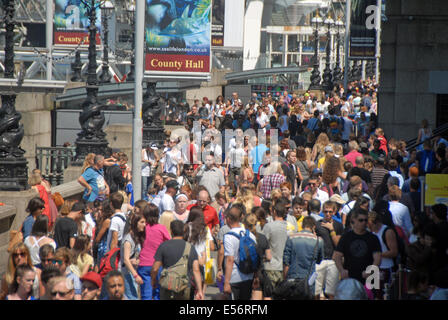 Londra, Regno Unito. 22 Luglio, 2014. Tempo soleggiato porta la folla sulla riva sud del Tamigi, Londra. Credito: JOHNNY ARMSTEAD/Alamy Live News Foto Stock