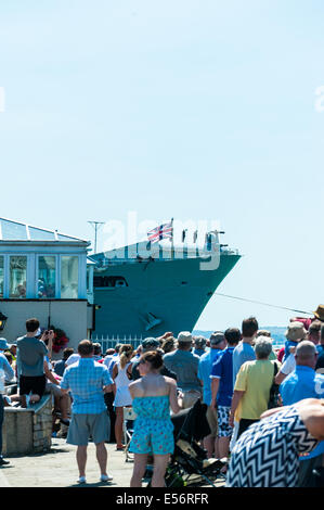 Portsmouth, Regno Unito. 22 Luglio, 2014. HMS illustre finale di ritorno. Centinaia di persone si sono radunate a Portsmouth oggi a testimoniare la fine di una nave da guerra di 32-anno servizio.HMS illustre ritorna alla città oggi per la sua ultima homecoming prima di lei è smantellata dalla Royal Navy servizio. Credito: Paul Chambers/Alamy Live News Foto Stock