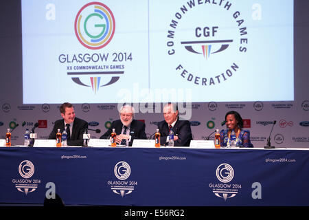 SECC Main Press Center, Glasgow, Scozia, Regno Unito, martedì, 22 luglio 2014. Conferenza stampa per fornire una panoramica del partenariato Unicef e Glasgow 2014 e del coinvolgimento Unicef nella cerimonia di apertura dei giochi del Commonwealth di Glasgow 2014. Nella foto da sinistra a destra, Jon Sparkes Chief Operating Officer Unicef UK, Lord David Puttnam Unicef UK Ambassador, Sir Roger Moore Unicef Goodwill Ambassador, Monica Dzonzi, Malawi Unicef Youth Ambassador Foto Stock