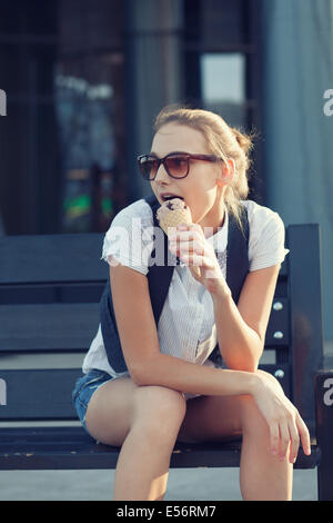 Udienza felice ragazza a mangiare il gelato Foto Stock