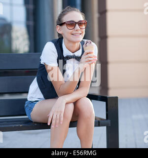 Udienza felice ragazza a mangiare il gelato Foto Stock