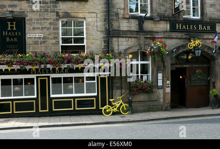 Moto gialla che commemora il tour de France al di fuori di Hales Bar, ripetutamente il più antico bar a Harrogate, North Yorkshire, Inghilterra Foto Stock