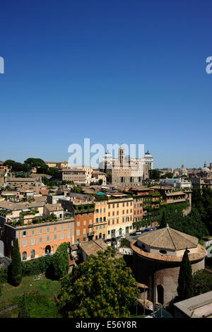 Italia, Roma, Cupola di San Teodoro e Campidoglio visti dal Palatino, via di San Teodoro Foto Stock