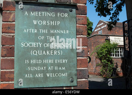 Quaker culto notifica di riunione sulla parete di una riunione amici house, Hammersmith, Londra, Inghilterra Foto Stock