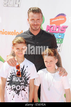 DAVID BECKHAM calciatore inglese con figli Romeo a sinistra e Cruz Foto Stock