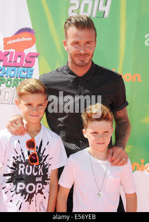 DAVID BECKHAM calciatore inglese con figli Romeo a sinistra e Cruz Foto Stock