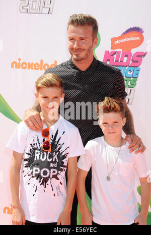 DAVID BECKHAM calciatore inglese con figli Romeo a sinistra e Cruz Foto Stock