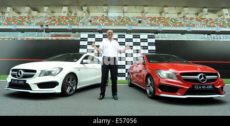 Uttar Pradesh, India. 22 Luglio, 2014. Eberhard Kern, Managing Director e CEO della casa di Stoccarda India, gesti di fronte nuova Mercedes Benz India " compatto prestazioni berlina" CLA 45 AMG a Budh Circuito Internazionale a maggiore Noida in Uttar Pradesh, India il 22 luglio 2014. Credito: Partha Sarkar/Xinhua/Alamy Live News Foto Stock